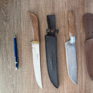 PAR DE FACAS COM BAINHA DE COURO - LINDAS — B051.11