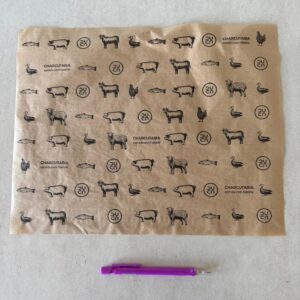 LOTE ÚNICO - 3 CAIXAS FECHADAS DE PAPEL DE EMBALAGEM DE FRIOS - COR PARDA - COM LOGOMARCA — Y004.22