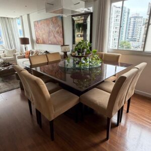 MESA DE JANTAR QUADRADA - 2 PÉS NO CENTRO - MDF - TAMPO VIDRO SERIGRAFADO MARROM — I023.06