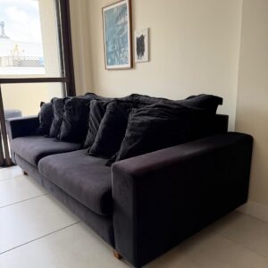 SOFÁ VELUDO PRETO - ALMOFADAS DE ENCOSTO E ASSENTO SOLTAS + ALMOFADAS MENORES - PÉS MADEIRA - ESTRUTURA INTEIRA — N024.01