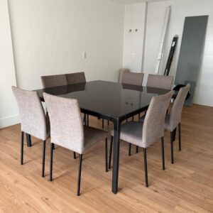 MESA DE JANTAR E 8 CADEIRAS - QUADRADA - DESIGNER ASSINADO - TAMPO VIDRO + 8 CADEIRAS - FERRO + RECIDO MARROM RAJADO — A111.602