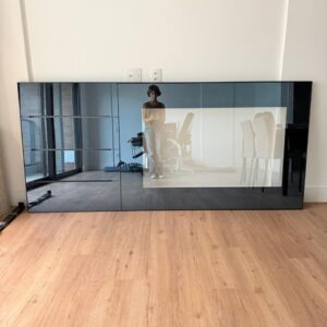 PAINEL DE PANEDE - MDF ESPELHADO - PRATELEIRAS ENCAIXADAS - VIDRO PROTETOR PARA TV — A111.601