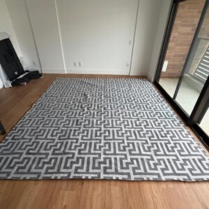 TAPETE GRANDE - GEOMÉTRICO - TECIDO - TONS DE CINZA — A111.607