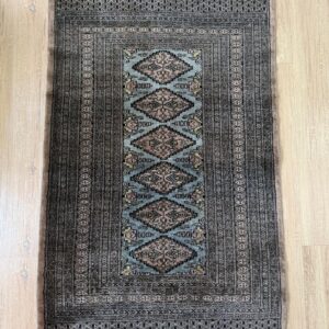 TAPETE PERSA - DESENHO CLÁSSICO DE LOSANGOS - TONS PREDOMINANTES AZUL, ROSADO E PRETO — R003.435