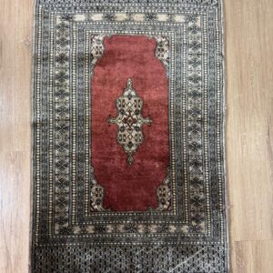 TAPETE PERSA - MEDALHÃO CENTRAL - TONS PREDOMINANTES BEGE, DOURADO E MARROM — R003.4