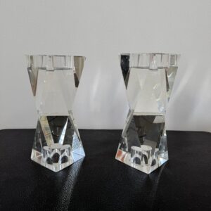 PAR DE CASTIÇAIS DE CRISTAL - CHANFRADOS - PARA DOIS TAMANHOS DE VELA, USANDO DE UM LADO E DO OUTRO — R003.441