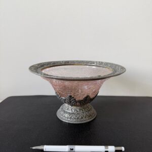 PEÇA DE ANTIQUÁRIO - CONSOLE DE PRATA E VIDRO CRAQUELADO ROSÉ — R003.440