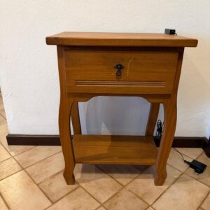 MESINHA LATERAL - MADEIRA - 1 GAVETA - CABO PARA CARREGAR COM USB ANEXADO — A132.03