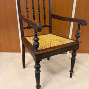 POLTRONA ANTIGA - COM BRAÇO E PALHA NO ASSENTO— C052.404