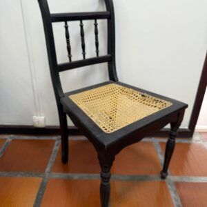 PEÇA ÚNICA - CADEIRA ANTIGA - PRECISA REFORMA NA TRAMA — C052.409