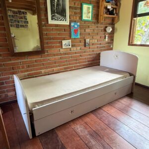 BICAMA DA TOK STOK - QUARTO DE MENINA - LACA BRANCA - FLOR EM BAIXO RELEVO + 2 COLHÕES — M148.01