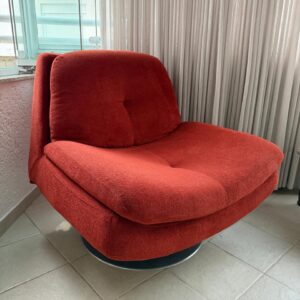 POLTRONA MUUUUITO CONFORTÁVEL ! - GIRATÓRIA - DESMONTA O PÉ PARA CARREGAR - TECIDO BLUCLE COR TERRACOTA — C030.201