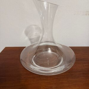 DECANTER COM GRANDE BASE REDONDA - VIDRO — T001.206