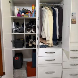 CONJUNTO DE ROUPEIRO - PORTAS E GAVETAS + CÔMODA - PUXADORES PLÁSTICOS - PEÇAS SIMPLES — S086.41