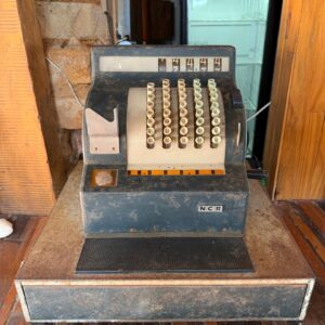 PEÇA DE ANTIQUÁRIO - MÁQUINA REGISTRADORA - NCR - AÇO — M071.18