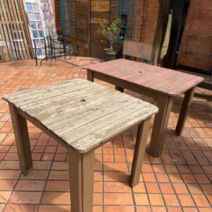 PAR DE MESAS MADEIRA - PINUS TRATADO - COM FURO CENTRAL PARA GUARDA-SOL — M071.24