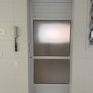 DESINSTALADA - ESQUADRIA INTERNA - PORTA DE CORRER COM VIDRO CENTRAL FOSCO + VENEZIANA NA PARTE SUPERIOR E INFERIOR - ALUMÍNIO BRANCO — C095.09