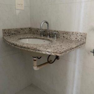 BANCADA COM CUBA DECA BRANCA - RODAPIA - GRANITO - TORNEIRA E MISTURADORES — C095.07