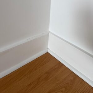 LOTE ÚNICO: RODAPÉ MADEIRA BRANCO - 50 METROS LINEARES — C095.12