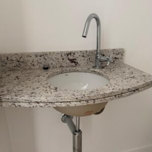 BANCADA COM CUBA DECA BRANCA - RODAPIA - GRANITO - TORNEIRA E MISTURADORES — C095.03