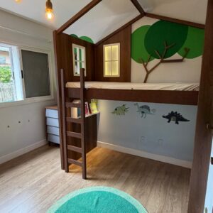 QUARTO INFANTIL COMPLETINHO... - CAMA "CASINHA NA ÁRVORE" + COLCHÃO SOLTEIRO + ÁREA EMBAIXO PARA BRINCAR + CÔMODA + LUSTRE CIPÓ + ARMÁRIO 2 PORTAS DE CORRER + ESTANTE VAZADA PARA LIVROS E BRINQUEDOS + GALHOS DE MDF DECORATIVOS PARA PAREDE + TAPETE CROCHE + DECORAÇÃO PARA PORTA DE QUARTO - PEÇAS EM MDF — T040.03