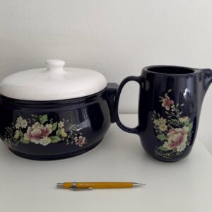 PAR DE PEÇAS PORCELANA - SOPEIRA + JARRA - AZUL MARINHO COM DESENHO FLORAL — S086.58