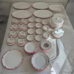 CONJUNTO DE LOUÇA - CERÂMICA ESMALTADA - BORDA ROSA CHÁ - 50 PEÇAS - TRAVESSAS, SOPEIRA, LEGUMEIRA, PRATO RASO, PRATO SOBREMESA - BOWL SOBREMESA - PIRES E XÍCARA PARA CHÁ — S086.61