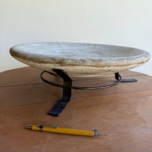 CENTRO DE MESA - CERÂMICA + BASE FERRO - GRANDE - COR CREME — S086.81