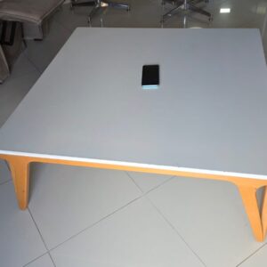 MESA DE CENTRO - PÉS MADEIRA - TAMPO AGLOMERADO LAMINADO - OFF WHITE — V050.02