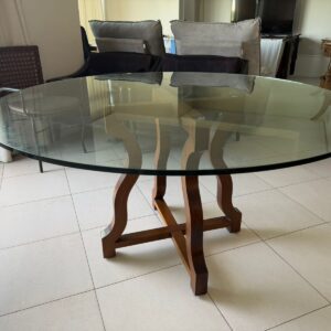 MESA REDONDA - ARTEFACTO - TAMPO VIDRO E PÉS EM MADEIRA — O017.100