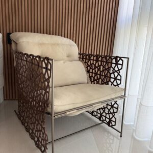 CHEIA DE ESTILO ! - PEÇA ÚNICA - POLTRONA METALON + DETALHES LATERAIS EM COURO NATURAL - TECIDO LINHO — M151.04