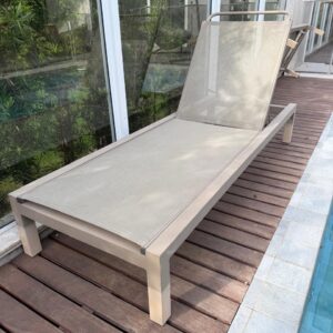 PEÇA ASSINADA ! - ÁREA EXTERNA - 2 ESPREGUIÇADEIRAS - ALUMÍNIO + TELA - COR CAPUCCINO - STUDIO DONA FLOR - COMPRADAS NA STUDIO AMBIENTES - Preço por unidade — M151.02