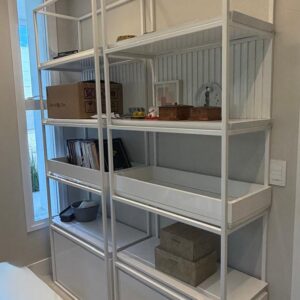 LINDAS ! - 2 ESTANTES EM METALON + MDF LAQUEADO BRANCO - RIPADO NO DETALHE + GAVETA - Preço por unidade — M151.03