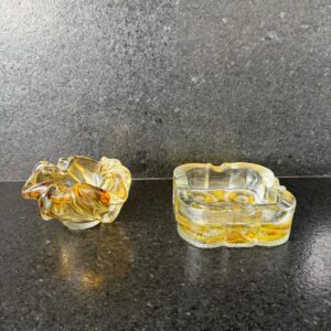 PAR DE CINZEIROS DE VIDRO - UM MURANO E OUTRO ESTILO MARROQUINO — H019.15