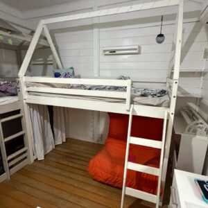 CAMA INFANTIL - FORMATO CASINHA MONTESSORI - ÁREA LIVRE EMBAIXO - ACOMPANHA COLCHÃO — A134.31