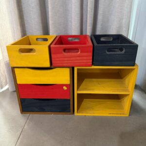 COMBO COLORIDO ! 3 MINI CAIXOTES + 1 MINI GAVETEIRO + 1 MINI ESTANTE - MADEIRA PINUS PINTADO + 9 HALTERES EMBORRACHADOS — A134.36