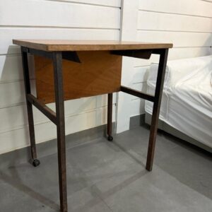 CARTEIRA ESCOLAR - USADA COMO MESINHA DE APOIO - MADEIRA + RODÍZIO — A134.09