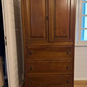 ARMÁRIO ROUPEIRO ANTIGO - MADEIRA MACIÇA - MARCHETARIA NO DETALHE - GAVETAS E PORTAS — A134.25