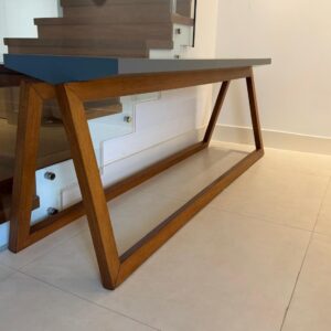 APARADOR ELEGANTE - BASE EM MADEIRA - FORMATO CAVALETE - TAMPO TRAPEZOIDAL - MDF LACA CINZA — J045.302