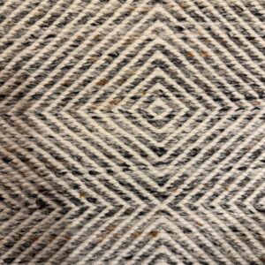 TAPETE LONGO - LÃ - FIBRA NATURAL - TONS CLAROS COM MESCLA DELICADA EM PRETO, MARROM E CINZA — J045.305