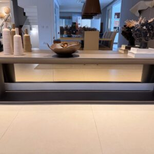 APARADOR BAIXO - PEÇA ASSINADA - LACA CINZA - ESTRUTURA COM DETALHE EM MEIA LUA PELO LADO INTERNO — J045.303