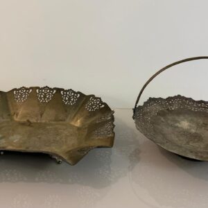 LOTE ÚNICO ! 2 CESTAS DE PRATA COM RENDADO VAZADO + 1 MINI CESTINHA DECORATIVA PORCELANA — A135.14