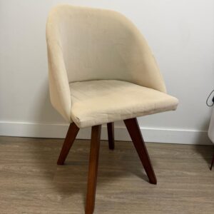 CADEIRA - PEÇA ÚNICA - TECIDO SUEDE AVELUDADO COR CREME - ENCOSTO ARREDONDADO - PÉS MADEIRA — D049.104