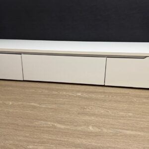 RACK BRANQUINHO - 2 PORTINHAS E 1 GAVETA CENTRAL - PÉS MADEIRA - ESTRUTURA DE AGLOMERADO — D049.103