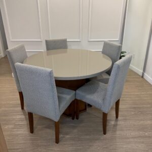 CONJUNTO DE MESA DE JANTAR + 5 CADEIRAS - TAMPO MDF + VIDRO SERIGRAFADO COR FENDI + PÉ CENTRAL MDF - CHANFRADO - CADEIRAS TECIDO PRETO E BRANCO + PÉS MADEIRA — D049.101