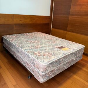 CAMA CASAL - QUEEN AMERICANO - TRAZIDA DOS EUA - BASE DE FERRO REGULÁVEL - COM RODÍZIO - COLCHÃO MOLA + BOX — M050.300