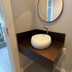 BANCADA DE LAVABO COMPLETA - COREAN MARROM + CUBA LOUÇA BRANCA SOBREPOR + TORNEIRA ALTA DECA + RODAPIA — C065.312