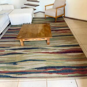 TAPETE SISAL + FIBRA SINTÉTICA COLORIDA - ÁREA EXTERNA COBERTA OU INTERNA — A136.06