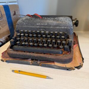 PEÇA DE ANTIQUÁRIO - MÁQUINA DE ESCREVER ANOS 1920 - REMINGTON — V050.01