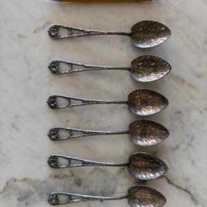 LOTE ÚNICO - 6 COLHERES ANTIGAS - PRATA - LEVE DESENHO DE FOLHAS — V050.04